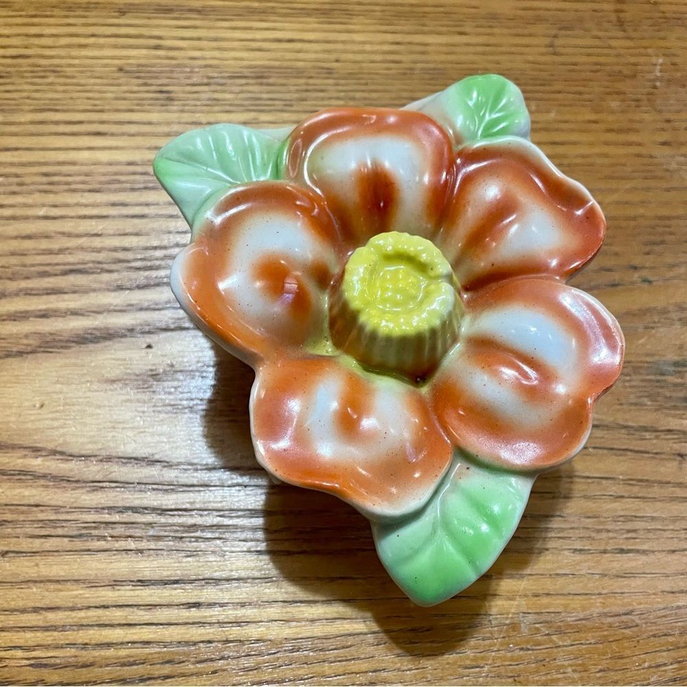 🏖️SOLD🏖️ Wall Pocket Made in Japan in great condition vintage floral motif - Picture 1 of 5